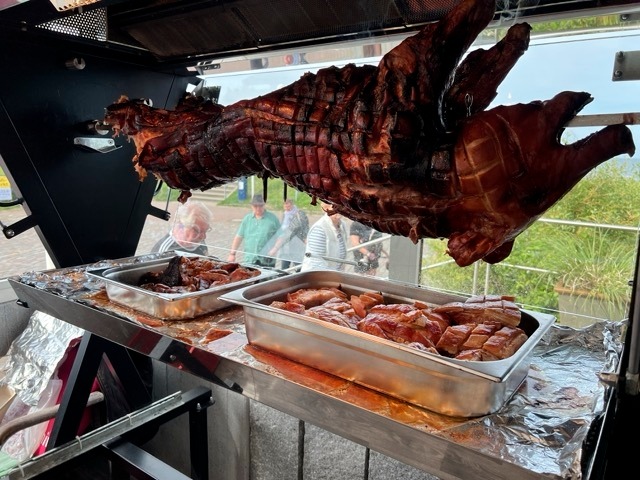 Spanferkel vom Grill mit Ostseeblick